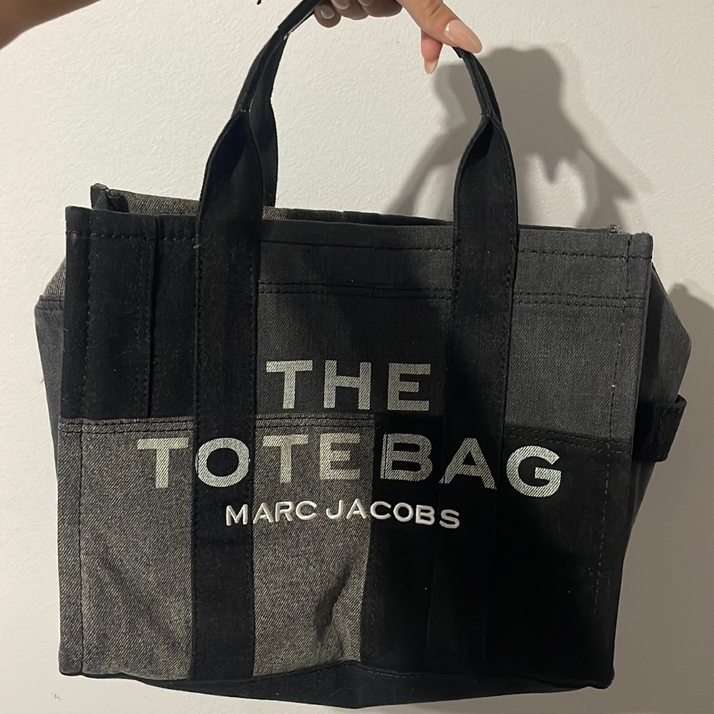 Sellling a marc Jacob tote bag worn maybe two times